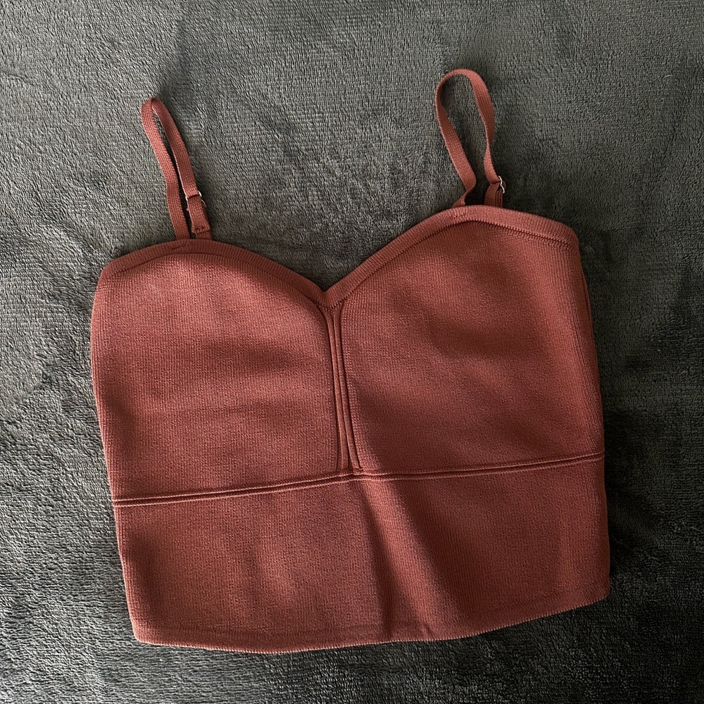 Seek the label cropped tank